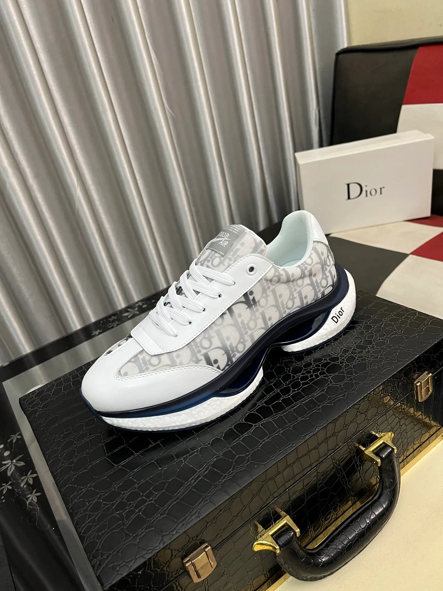 Men's shoes 💰458⌚️⌚️[Dior] The toe is designed to be a bit wider. The upper foot comfort is perfect. The thread is beautiful. It fits the pants perfectly and is versatile. Decorated with various classic details. It is the ideal choice for daily styling. It can be matched with various casual items to create exquisite looks. Fabric: First-layer cowhide/lining sheepskin TPU original outsole Size: 38-442️⃣Colors available